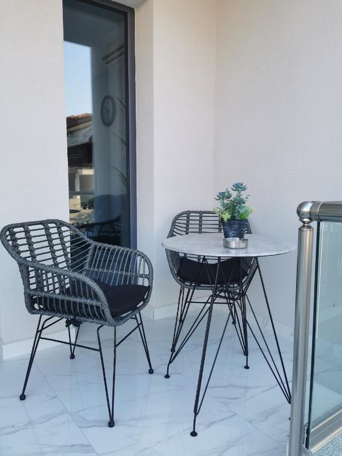 Armonia Luxury Suites Vrasná Exteriör bild